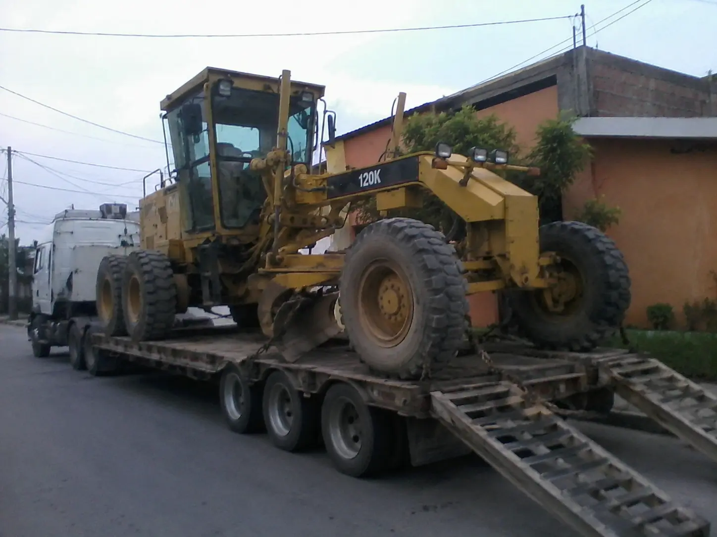 Traslado de maquinaria y equipo pesado con montacargas y grúa en Toluca