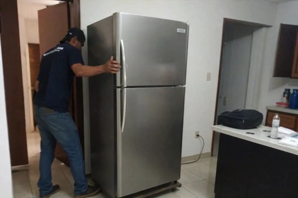 ¿Cuánto tiempo esperar para conectar un refrigerador después de una mudanza?